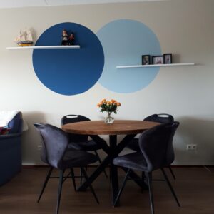 Laura's HI Design kleur eethoek project kleuradvies appartement interieurontwerp Blauw beige eettafel stoelen hout wand