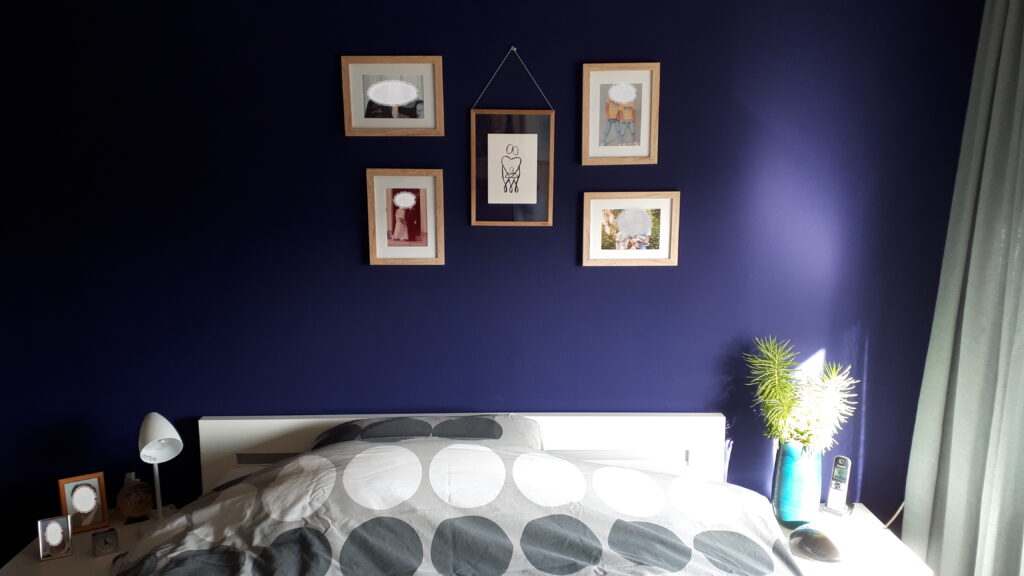 Laura's HI Design fotomuur photowall kunst foto plant donkerblauw blauw beige bed slaapkamer ledikant nachtkast wit masterbedroom bedroom vitrage mint groen hout