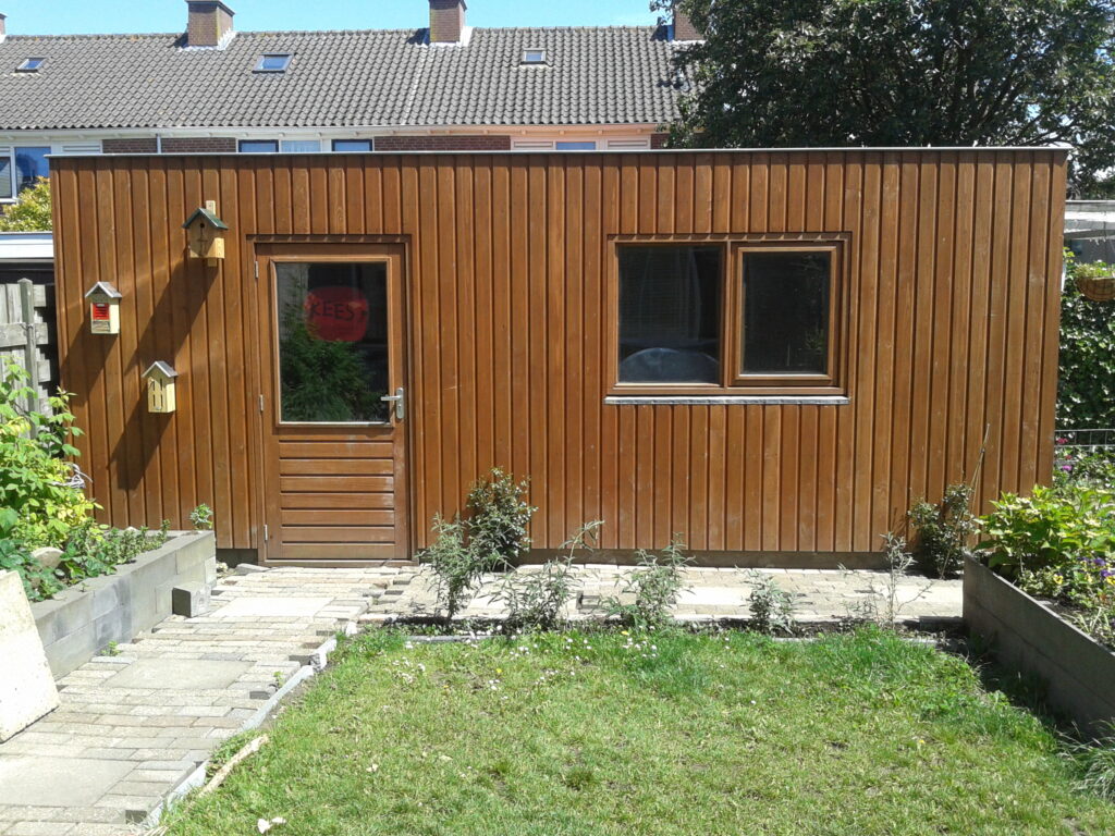 Laura's HI Design garage hout deurkozijn raamkozijn bouwpakket prefab vergunnginsvrij bouwen berging blog