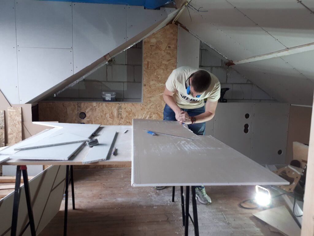 Laura's HI Design verbouwen dakkapel indeling slaapkamer werkkamer gipsplaat timmeren verbouwing opmaat maatwerk blog