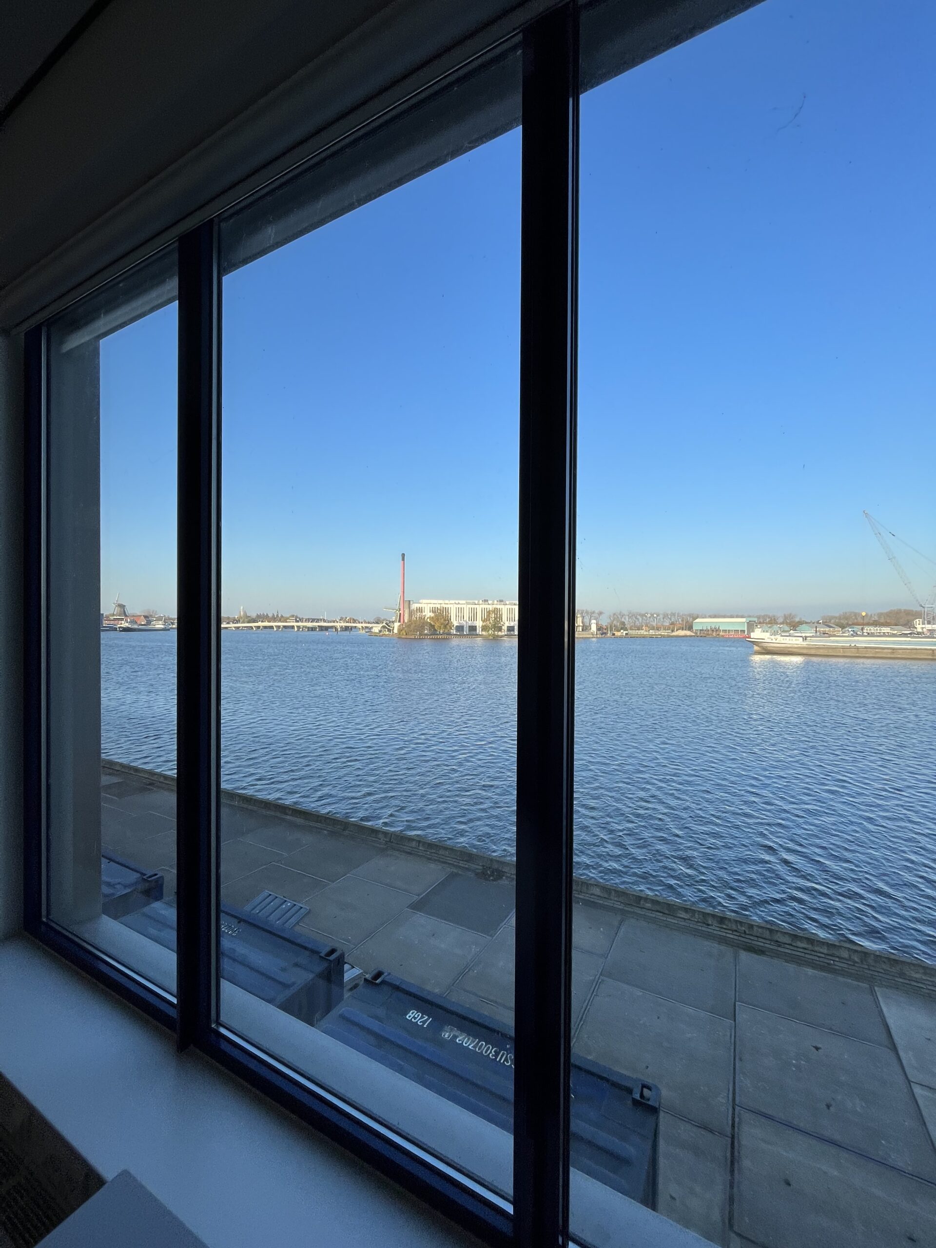 Laura's HI Design Zaan uitzicht interieurontwerp kantoor werkplek