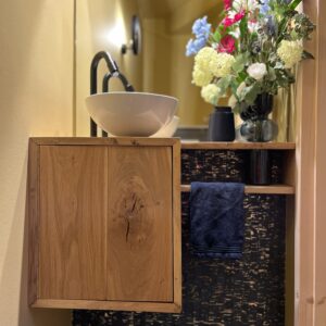 Laura's HI Design fontein meubel waskom kraan boeket vaas spiegel behang blauw kleur goud geel okergeel meubelmaker