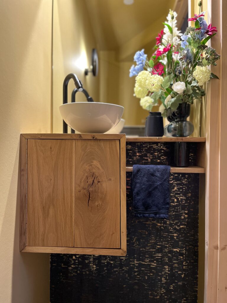 Laura's HI Design fontein meubel waskom kraan boeket vaas spiegel behang blauw kleur goud geel okergeel meubelmaker