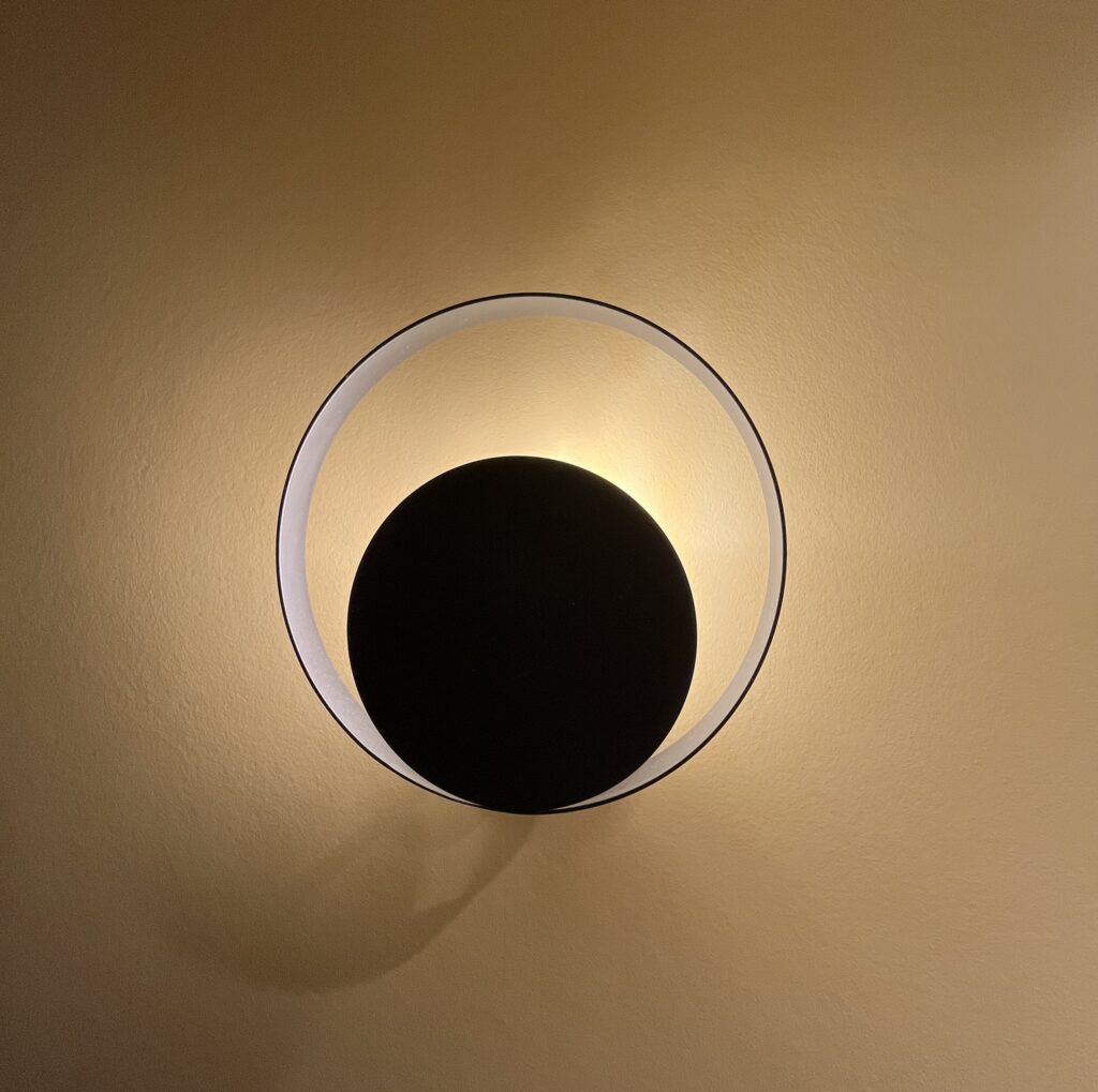 Laura's HI Design wandlamp licht rond cirkels kleur goud oker