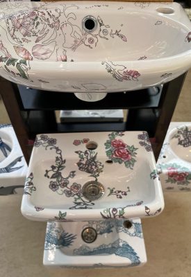 Laura's HI Design blog badkamer wastafel wonen toilet fontein tattoo sanitair kleur motief interieur wc