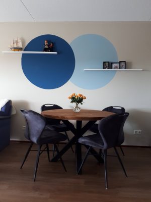 Laura's HI Design eethoek kleuradvies interieurontwerp Blauw beige eettafel stoelen hout wand eettafelstoel kleuradvies