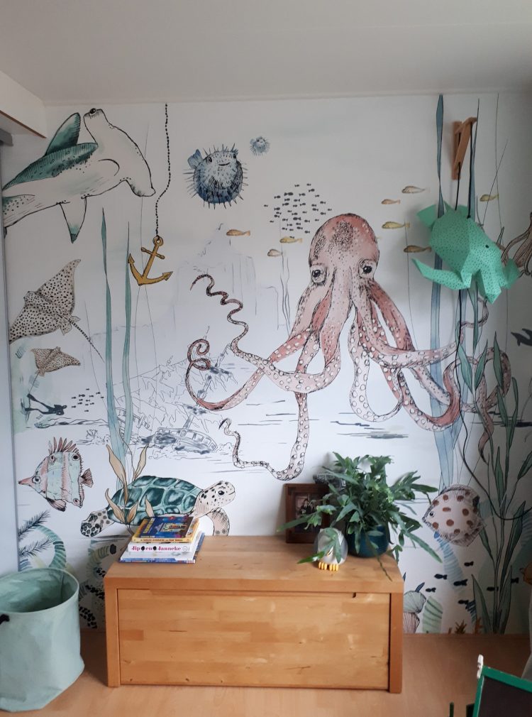 Laura's HI Design kleuradvies interieurontwerp onderwaterwereld schildpad octopus vissen krab plant groen kleur rood blauw wit zwart geel hout behang armatuur lamp licht
